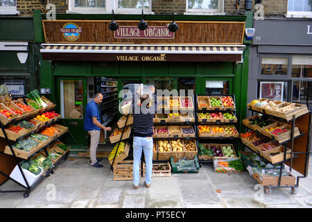 Dépanneur, magasin local à Lauriston Road, London, Londres, Royaume-Uni Banque D'Images