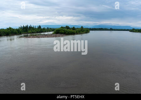 La rivière Kamtchatka fonctionne vers l'Est pour environ 760 kilomètres à travers la région du Kamchatka en Extrême-Orient russe vers l'océan Pacifique. Scenic vue d'été dans les nuages Banque D'Images