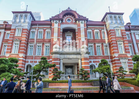 TOKYO, JAPON - 19 NOVEMBRE 2014 : La gare de Tokyo est un centre de voyage par chemin de fer ou le métro pour les personnes ou un homme d'affaires ou touristique situé au coeur de Tok Banque D'Images