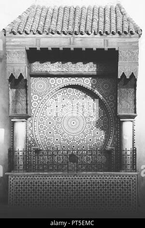 Porte de style oriental arabe à Meknes, Maroc Banque D'Images