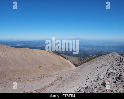 Vue lointaine du Mont Jefferson et le Mont Rainier à partir de la limite de la piste sur le Mont Hood, Oregon, sur une journée sans nuages, d'une clarté exceptionnelle. Banque D'Images