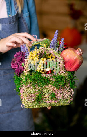 Belle composition de fleurs dans les mains d'un fleuriste Banque D'Images