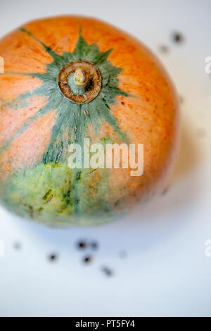 Grand orange citrouille sur un tableau blanc Banque D'Images