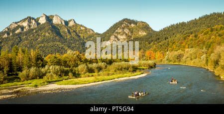 Rafting sur la rivière Dunajec avec vue sur les trois couronnes, le Parc National de Pieniny, Pologne Banque D'Images