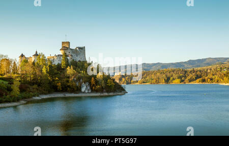 Lac Czorsztyn et château de Dunajec Niedzica dans Banque D'Images