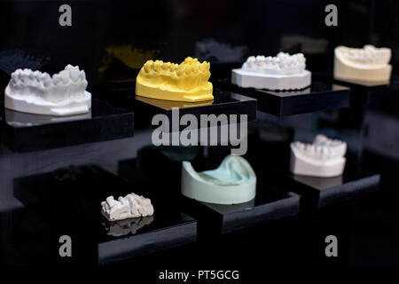 Outils d'Orthodontie Dentaire. Appareil multi-couleur pour faire une dent moulée. Dents de moulage. Banque D'Images