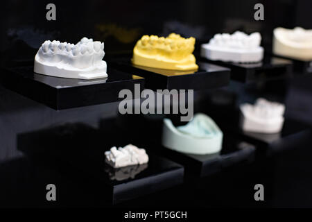 Outils d'Orthodontie Dentaire. Appareil multi-couleur pour faire une dent moulée. Dents de moulage. Banque D'Images