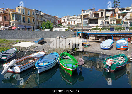 Village de pêcheurs de Port Aci Trezza, commune italienne de Aci Castello, Catane, Sicile, Italie Banque D'Images