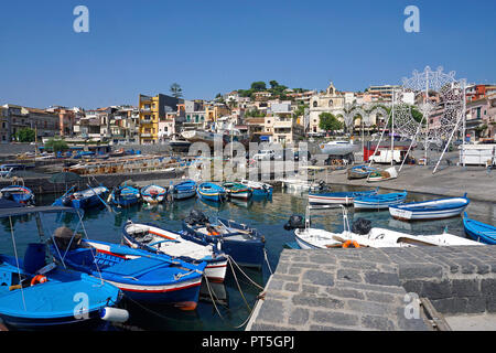 Village de pêcheurs de Port Aci Trezza, commune italienne de Aci Castello, Catane, Sicile, Italie Banque D'Images