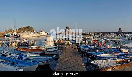 Coucher du soleil sur le port du village de pêcheurs Aci Trezza, derrière les îles des cyclopes, commune italienne de Aci Castello, Catane, Sicile, Italie Banque D'Images