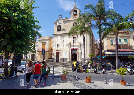 L'église San Giovanni Battista, Chiesa San Giovanni Battista, village de pêcheurs à Aci Trezza, Catane, Sicile, Italie Banque D'Images