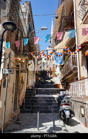Allée décorée à l'ancienne ville de Aci Trezza, commune italienne de Aci Castello, Catane, Sicile, Italie Banque D'Images