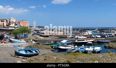 Village de pêcheurs de Port Aci Trezza, commune italienne de Aci Castello, Catane, Sicile, Italie Banque D'Images