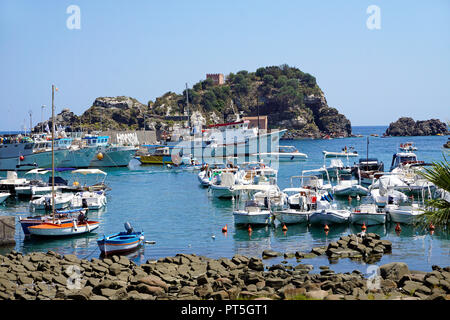 Village de pêcheurs de Port Aci Trezza, derrière l'île Lachea, principale île des cyclopes, commune italienne de Aci Castello, Catane, Sicile, Italie Banque D'Images
