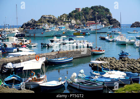 Village de pêcheurs de Port Aci Trezza, derrière l'île Lachea, principale île des cyclopes, commune italienne de Aci Castello, Catane, Sicile, Italie Banque D'Images