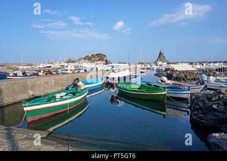 Village de pêcheurs de Port Aci Trezza, derrière les îles des cyclopes, commune italienne de Aci Castello, Catane, Sicile, Italie Banque D'Images