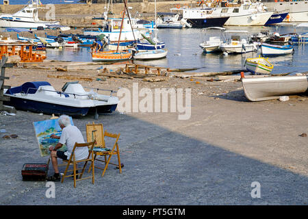 Peintre à Harbour village de pêcheurs de Aci Trezza, commune italienne de Aci Castello, Catane, Sicile, Italie Banque D'Images