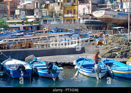 Le port de pêcheur au village de pêcheurs de Aci Trezza, commune italienne de Aci Castello, Catane, Sicile, Italie Banque D'Images
