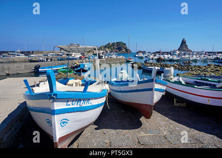 Bateaux de pêche au port de village de pêcheurs Aci Trezza, derrière les îles des cyclopes, commune italienne de Aci Castello, Catane, Sicile, Italie Banque D'Images