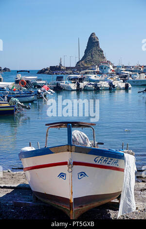 Bateaux de pêche au port de village de pêcheurs Aci Trezza, derrière la grande Borgo Italia 77, Cyclope, commune italienne de Aci Castello, Catane, Sicile, Italie Banque D'Images