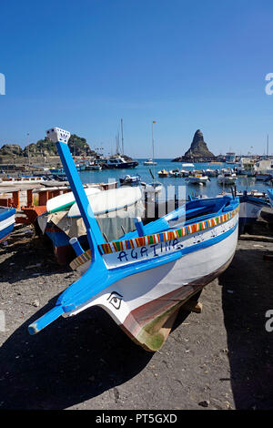 Bateaux de pêche au port de village de pêcheurs Aci Trezza, derrière la grande Borgo Italia 77, Cyclope, commune italienne de Aci Castello, Catane, Sicile, Italie Banque D'Images