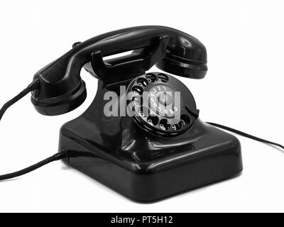 Old vintage black téléphone à cadran rotatif isolé sur fond blanc, retro téléphone bakélite Banque D'Images