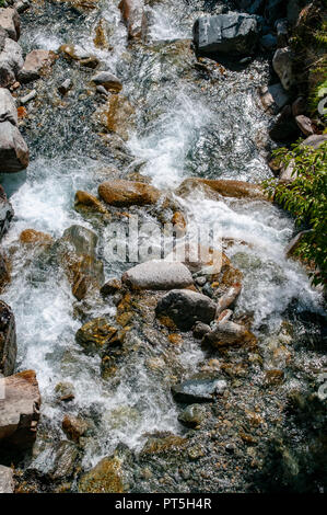 Près de la rivière Inn, comme il coule près de Lavin est une commune française, située dans le département de l'Inn, dans le canton suisse des Grisons Banque D'Images