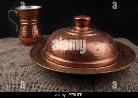 Ensemble de plats turcs de cuivre, paillettes, debout sur la table. Banque D'Images