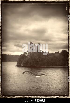 Loch Ness dans l'eau, l'illustration sépia. Banque D'Images