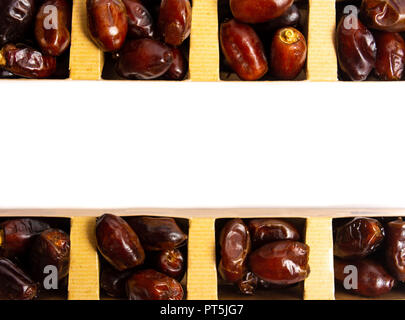 Dates dates fraîches fruits isolé sur fond blanc Banque D'Images