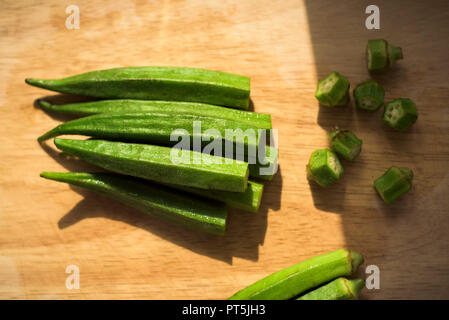 Mesdames doigts légumes sur une planche à découper (top view Banque D'Images