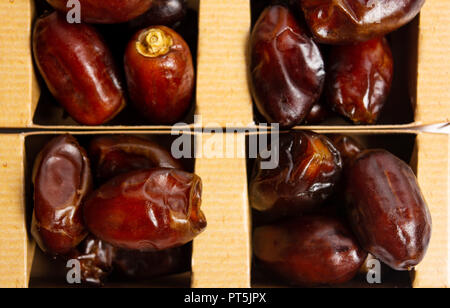 Dates Dates de fruits frais dans une boîte close up Banque D'Images