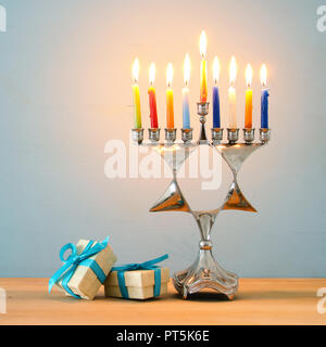 Image de la fête juive de Hanukkah menorah traditionnelle avec l'arrière-plan (candélabre traditionnel) et brûler des bougies Banque D'Images