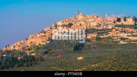 Vue panoramique sur le centre historique de Trevi, village médiéval typique de l'Ombrie, Italie Banque D'Images
