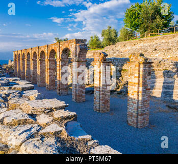 Ruines pittoresques de grottes de Catulle, villa romaine de Sirmione, Lac de Garde, Italie Banque D'Images