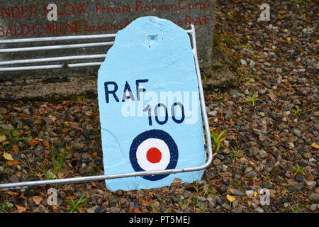 Pièce peinte d'ardoise commémorant RAF Royal Air Force 100 ans centenaire sur surface de galets à la base du monument commémoratif de guerre de Balmoral en Écosse UK Banque D'Images