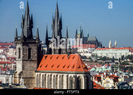 Vue du château de Prague vue d'ensemble de la vieille ville de Prague Église de Tyn au château de Prague Panorama Cathédrale de Prague sur le quartier de Hradcany Banque D'Images