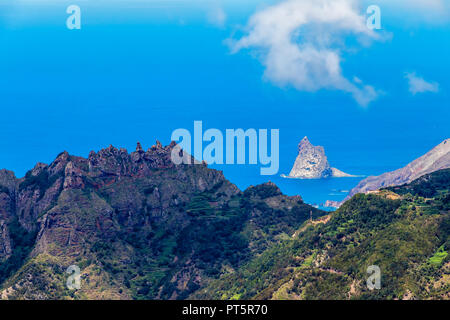 Très belle vue sur les montagnes d'Anaga aux rochers au large de la côte nord-ouest de Tenerife - Espagne. Banque D'Images