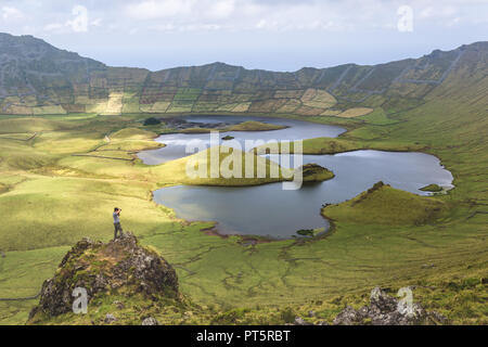 Cratère du volcan avec un lac sur l'île de Corvo, Açores, Portugal Banque D'Images