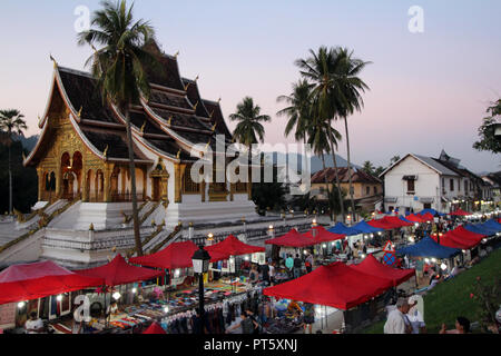 Haw Pha Bang (Temple Royal) au cours du marché de nuit le long de Sisavangvong Road à Luang Prabang, Laos Banque D'Images