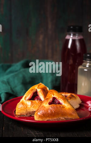 Les tartes aux cerises et boissons en bouteilles Banque D'Images