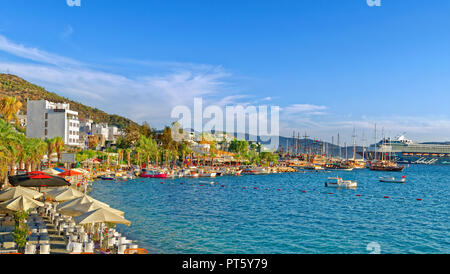 Front de mer de Bodrum et port de croisière sur l'Orient bay à ville de Bodrum, Mugla Province, la Turquie. Banque D'Images