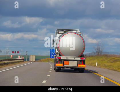 Gros Camion Gas-Tank va sur l'autoroute Banque D'Images