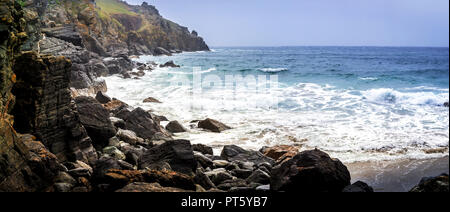 Vues côtières accidentées dans des conditions de vent. Banque D'Images
