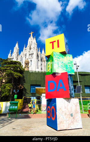 Signe de parc d'attractions du Tibidabo avec le Temple de l'église Sacré-Cœur de Jésus dans l'arrière-plan, Barcelone, Espagne Banque D'Images