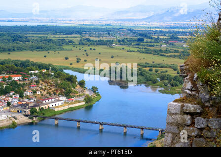 Vue de la vallée de la rivière Buna et Bahcallek ville depuis le château de Rozafa, Shkodër, Albanie. Banque D'Images