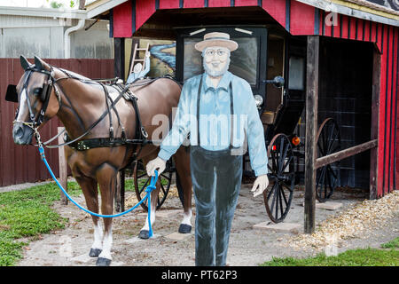 Sarasota Florida,Pinecraft Pine Craft,communauté amish,humour,découpe grandeur nature,homme hommes,buggy cheval,FL180731030 Banque D'Images