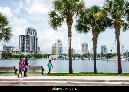 Saint-Pétersbourg Floride, Black Blacks Africains minorités ethniques, famille familles parents parents enfants enfants, South Yacht Basin Tampa Bay W Banque D'Images