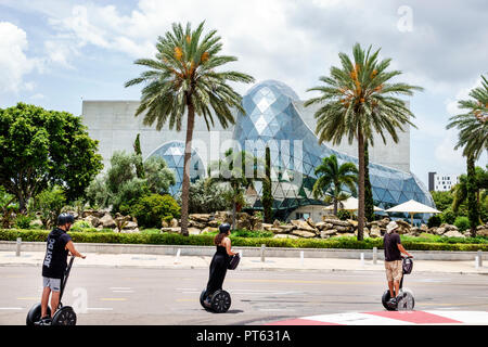 Saint-Pétersbourg Floride, Salvador Dali Museum, Bayshore Drive, art surréaliste, extérieur, verre, Segway, homme hommes hommes, femme femmes, équitation, FL1807310 Banque D'Images