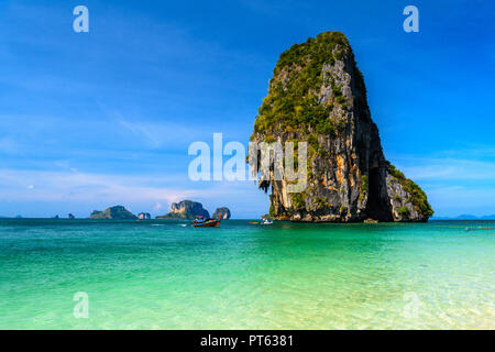 Rocky Mountain dans l'eau, Ko Rang Nok, Ao Phra Nang Beach, Ao Nang, Krabi, Thaïlande Banque D'Images